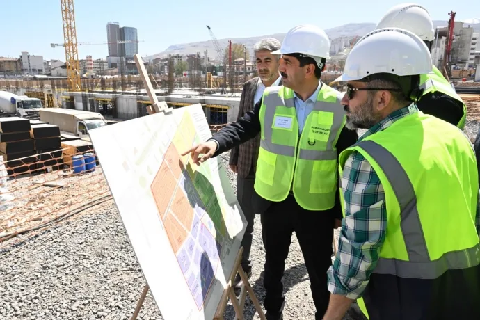 Başkan Taşkın, Bakırcılar Çarşısı’ndaki Çalışmaları Yerinde İnceledi Battalgazi Belediye Başkanı Bayram Taşkın, Bakırcılar Çarşısı ve çevresindeki inşaat alanında incelemelerde bulundu.