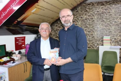 GAZETECİ YAZAR ÖZKAN, İMZA GÜNÜNDE OKURLARI İLE BULUŞTU